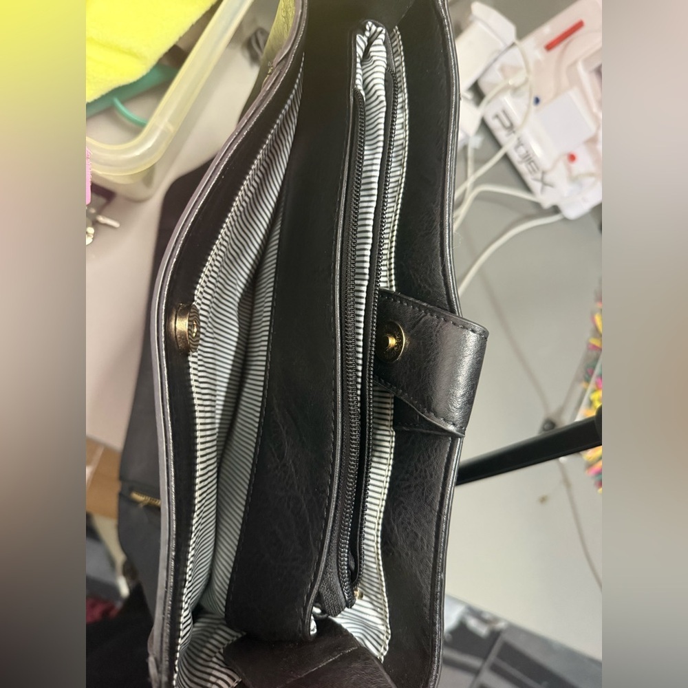 Elegant Black Leather Shoulder Bag With Strap - Picture 7 of 7